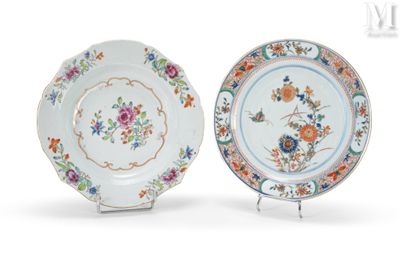 deux assiettes ornées de motifs floraux sont posées côte à côte