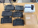 une table sur laquelle sont posés plusieurs appareils électroniques