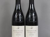 deux bouteilles de vin posées sur une table l'une à côté de l'autre