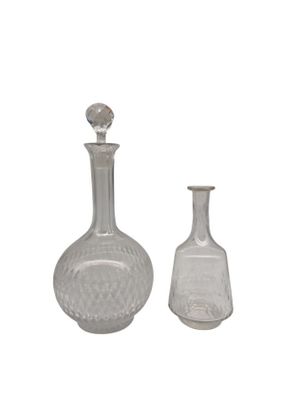 deux vases en verre posés l'un à côté de l'autre sur une surface blanche
