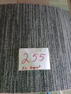 une photo d'un morceau de moquette sur lequel est accrochée une étiquette de prix