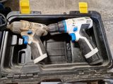 deux perceuses électriques dans un coffret posé par terre