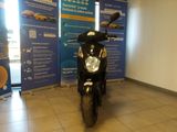 un motocycle garé à l'intérieur d'un bâtiment