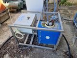une machine posée par terre à côté d'une poubelle