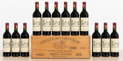 six bouteilles de vin dans une caisse en bois posée sur une table