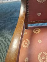 Un fauteuil en bois naturel, le dossier rectiligne en cabrio… (photo 4)