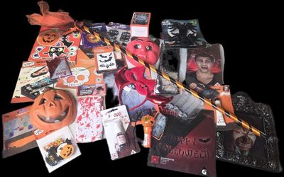 une pile de cartes et de décorations d'Halloween posée sur une table