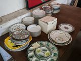 plusieurs assiettes et bols sur une table dans une pièce