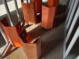 une cage métallique surmontée d'un tas de morceaux rouillés