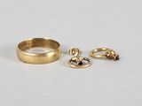 deux bagues en or et une bague sertie d'une pierre noire