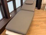 une photo d'une table de massage au milieu d'une pièce