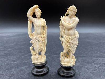 paire de figurines en ivoire sculpté représentant une femme et un homme