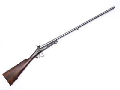 un fusil à long canon et à crosse en bois