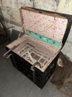 MALLE en bois garnie de cuir, intérieur en tissu et sangle.