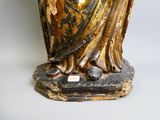 une statue de femme tenant un bébé dans ses bras