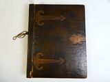 un carnet en cuir marron orné d'une ancre sur la couverture