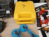 de nombreux outils posés sur une table