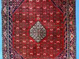 un tapis rouge accroché à un mur bleu dans une pièce