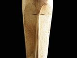 une image d'un masque en bois sur fond noir
