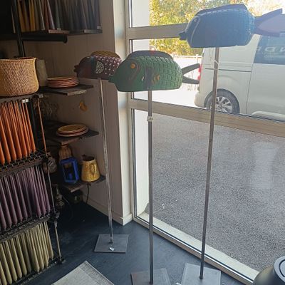 une vitrine présentant des chapeaux et des parapluies