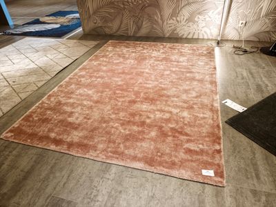 a rug that is laying on the floor in the room