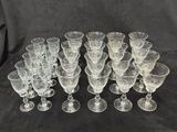 une pile de verres à vin posés sur une table