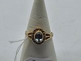 l'image d'une bague en or ornée d'une pierre bleue