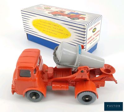 un petit camion rouge avec une bétonnière à l'arrière