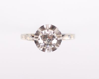 gros plan d'une bague en diamant sur une surface blanche