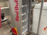 un réfrigérateur sur lequel figure le logo Red Bull