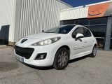 une voiture blanche garée devant un bâtiment dans un parking