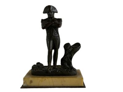 statue représentant un homme et un chien, posée sur un socle en marbre