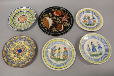 Plusieurs assiettes ornées de motifs sont posées sur une table