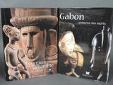 deux livres posés sur une table, à côté d'une statue représentant un homme et une femme