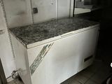 une petite cuisine équipée d'une cuisinière et de placards