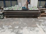 une table avec de nombreux cartons dans un entrepôt