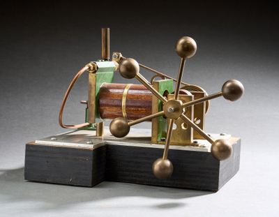 une image représentant une maquette de machine en bois et en métal
