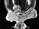 photographie en noir et blanc d'un vase en verre contenant une fleur