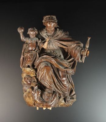 statue représentant une femme assise sur un rocher avec deux enfants