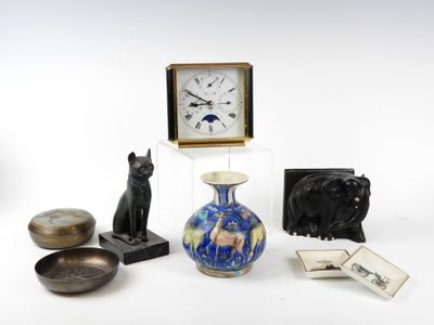 de nombreux objets, parmi lesquels une horloge, un vase, un chat et d'autres objets