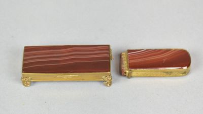 une paire de boutons de manchette en agate dorée et rouge