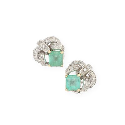 une paire de boucles d'oreilles en émeraude et diamant
