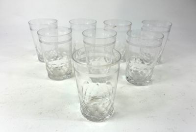 six verres d'eau posés sur une surface blanche