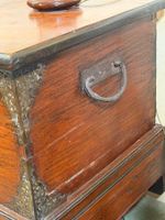 Grand coffre colonial en bois, orné de métal. (photo 2)
