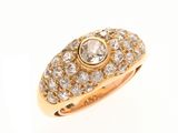 une image d'une bague en or avec des diamants sur un fond blanc