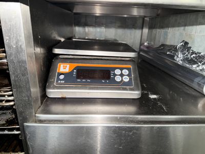 une photo d'une balance numérique dans un four professionnel