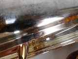 un gros plan sur un objet métallique brillant
