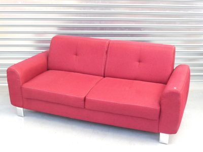 un canapé rouge posé devant un mur