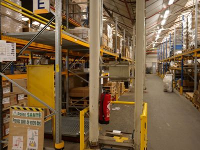 Contenues Dans LA Travee E, 42 Palettes Fourniture Pour Four…