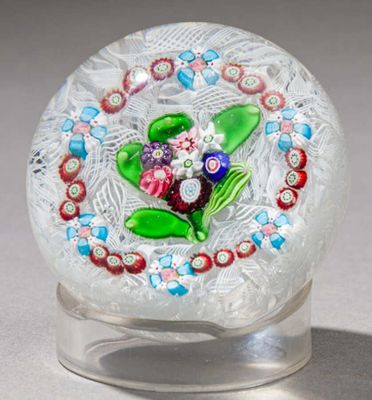 Clichy. Presse-papiers à fond de torsades blanches filigrané… - Photo 1